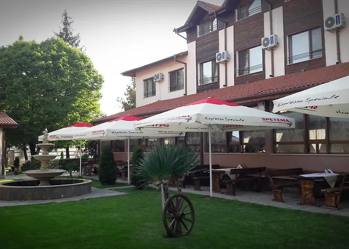 Хотел Ivelia 3*